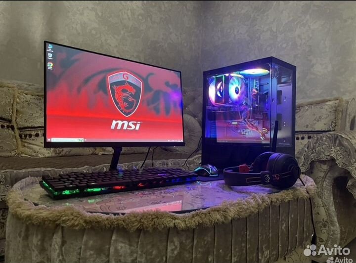 Игровой компьютер с монитором и клавиатурой