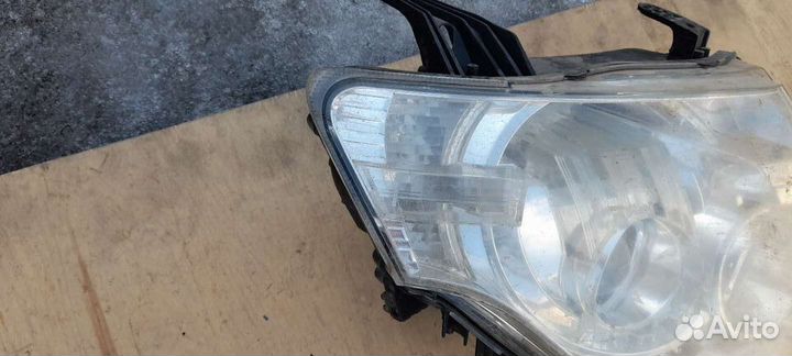 Mitsubishi Pajero 4 Фара Правая ксенон