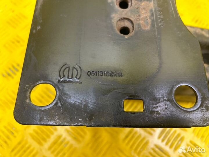 Усилитель бампера передний Dodge Grand Caravan 5