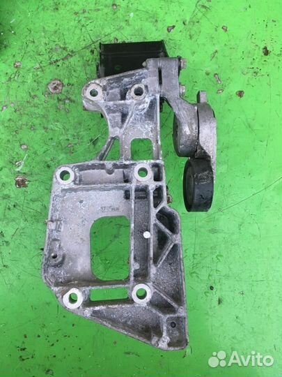 Кронштейн генератора Фольксваген Гольф 6