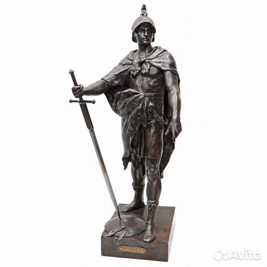 Антикварная скульптурная композиция воина с мечем