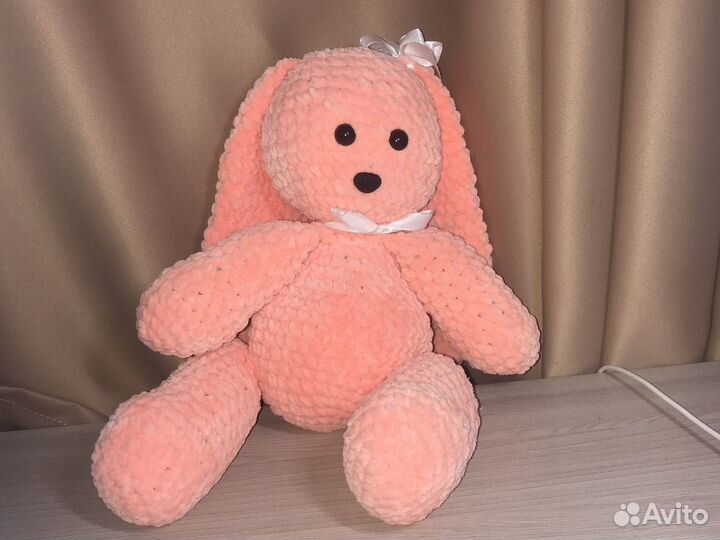 Большой плюшевый заяц