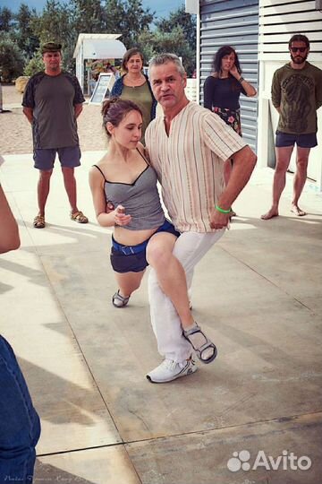 Тренер по современному танцу