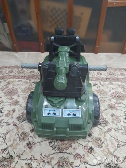 Игрушечная машинка