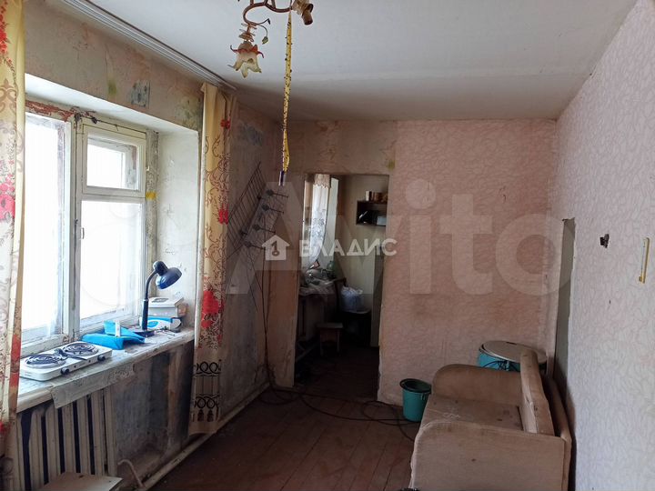 Комната 33 м² в 3-к., 1/2 эт.