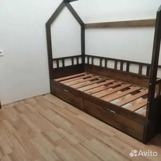 Детская кровать домик