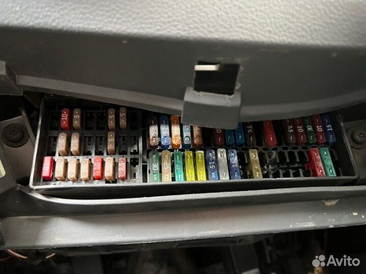 Салонный блок предохранителей Volkswagen Polo 5