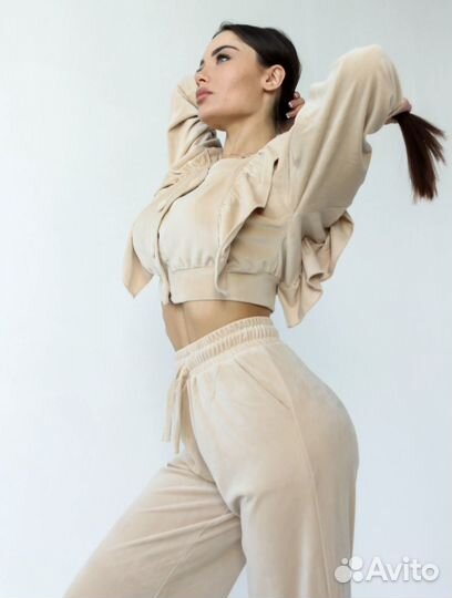 Велюровый спортивный костюм