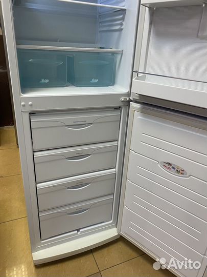 Холодильник с большой морозилкой на Гарантии
