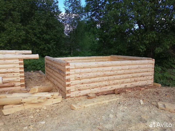 Сруб дома из бревна