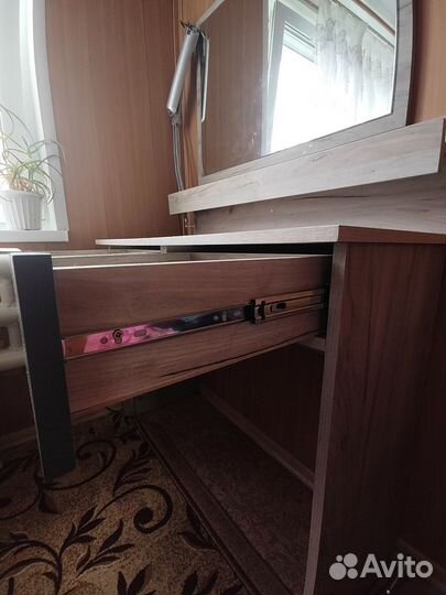 Туалетный столик с зеркалом