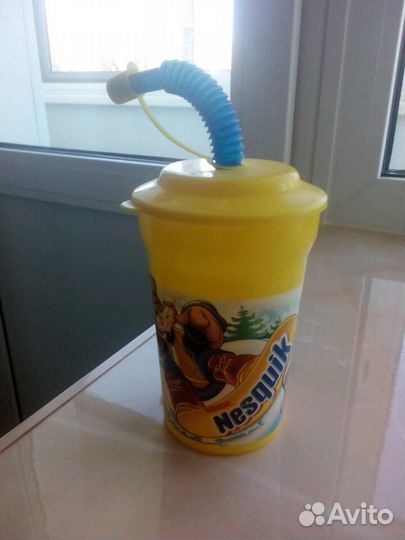 Стаканчик Nesquik с трубочкой