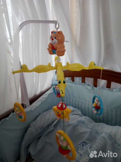 Детская кроватка с поперечным маятником