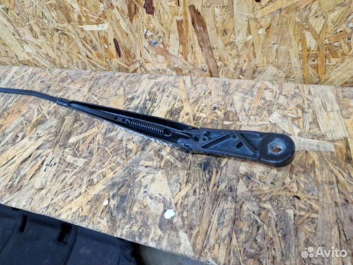 Поводок стеклоочистителя передний правый Skoda