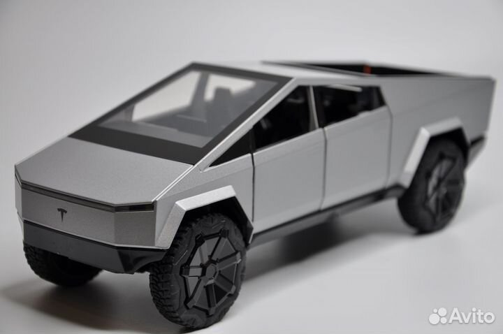 Модель автомобиля Tesla Cybertruck металл