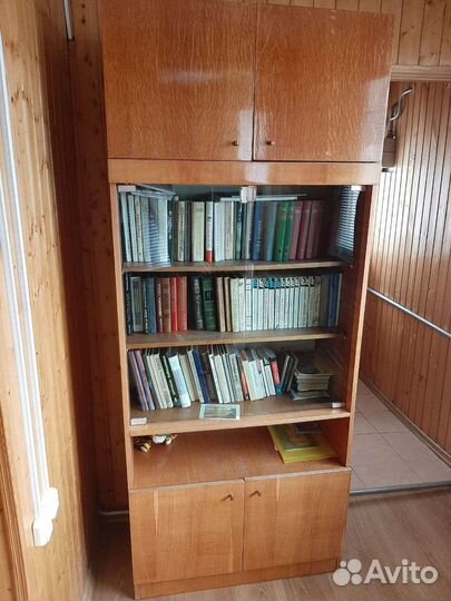 Книжный шкаф