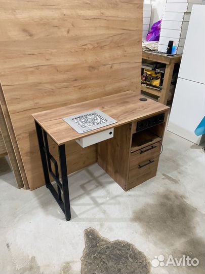 Маникюрный стол