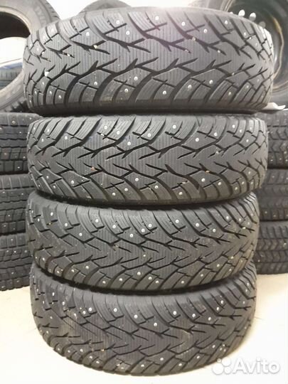 Royal Black Royal Stud 215/65 R16