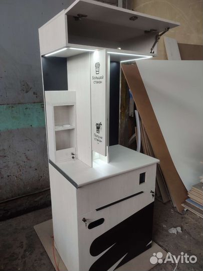 Стойка с автовыдачей стаканов и сиропов