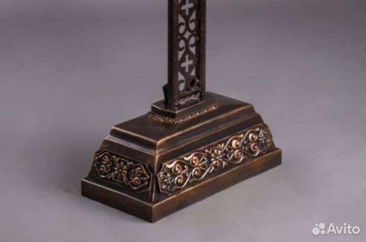 Крест могильный каменный с цветником