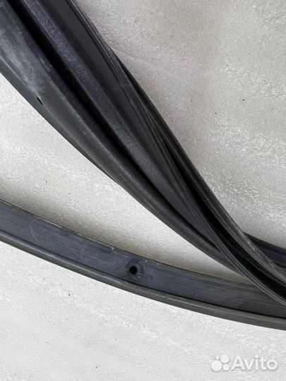 Уплотнитель двери передний левый Toyota Camry