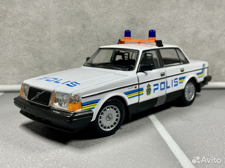 Коллекционная модель Volvo 240 Polis 1:24 Welly
