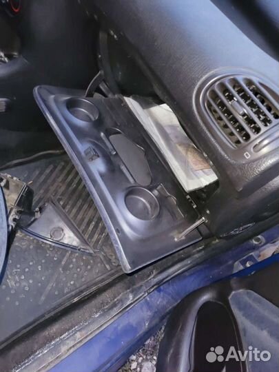 Крышка бордочка на пежо 206