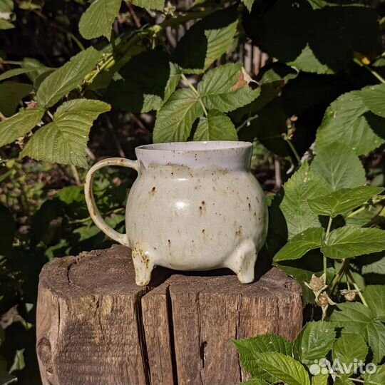 Керамическая кружка на четырёх ножках