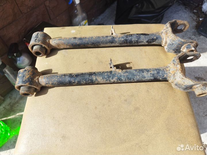 2 поперечных рычага задней подвески