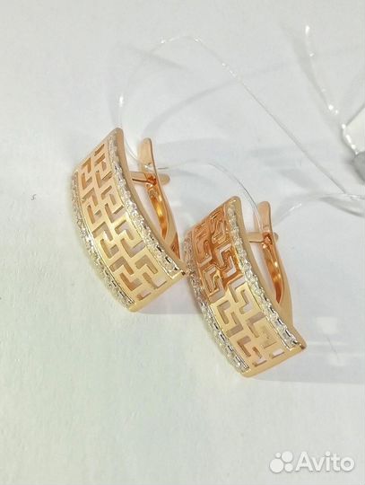 Золотые серьги, вставка фианиты, английский замок, вес 3,26г