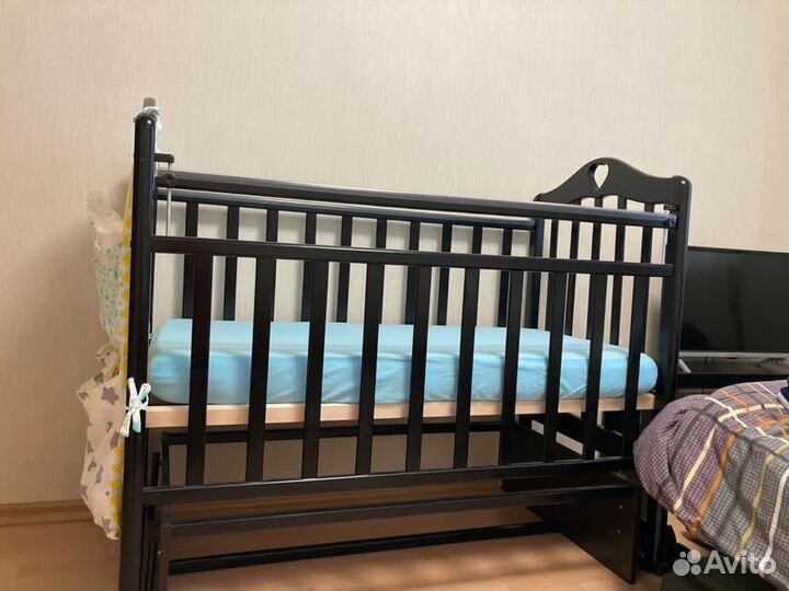 Кроватка маятник детская, с матрасом