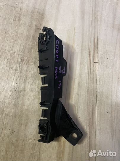 Кронштейн бампера пер. пр. Land Rover Sport 2