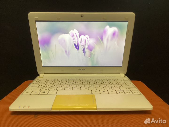 Ноутбук в желто-белом корпусе