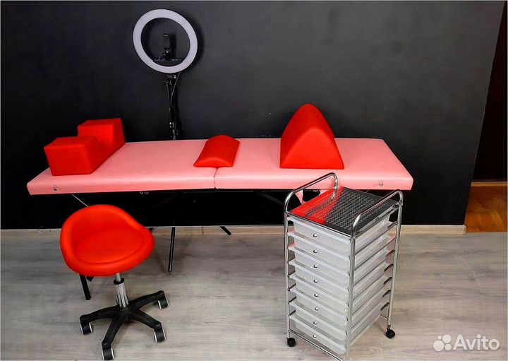 Кушетка этажерка парикмахерская стул мастера лампа