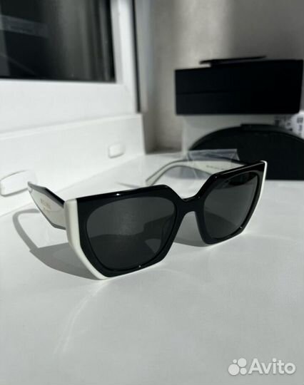 Солнцезащитные очки prada