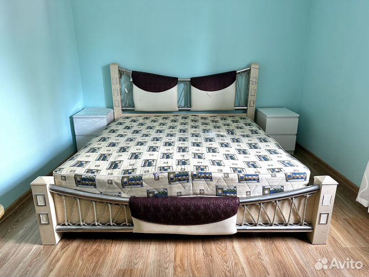 Двуспальная кровать с матрасом 180х200