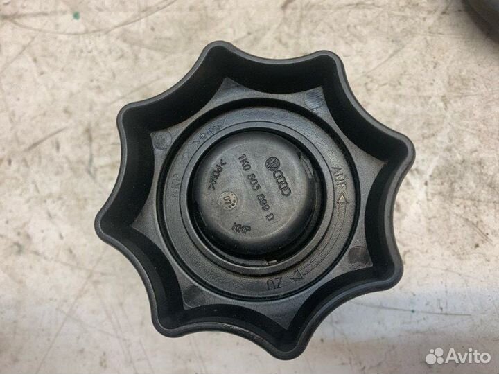 Болт крепления запасного колеса Skoda Octavia (A5