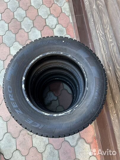 Pirelli Ice Zero 215/65 R16