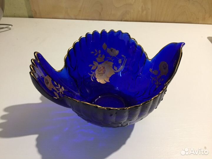 Ваза из синего стекла птица