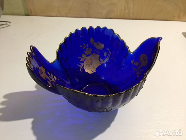 Ваза из синего стекла птица