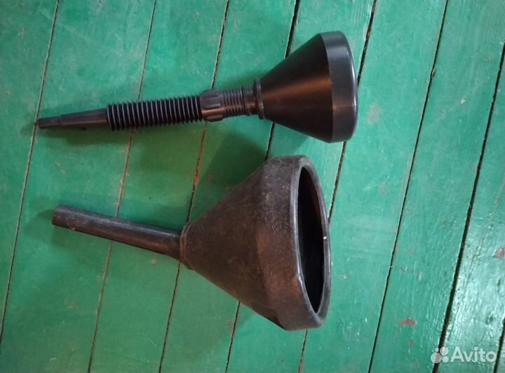 Воронки и канистра для топлива