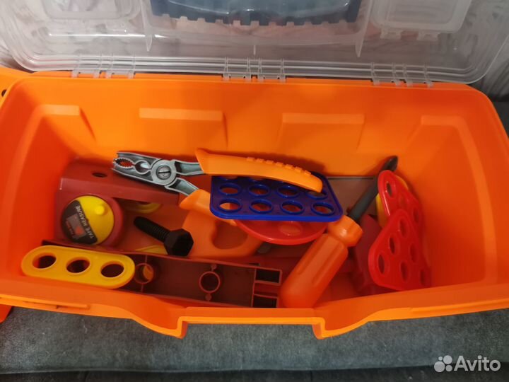 Игрушечный набор инструментов в чемодане