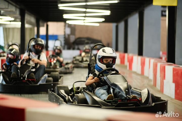 Первый гонщик. Заезд на крытом картинге