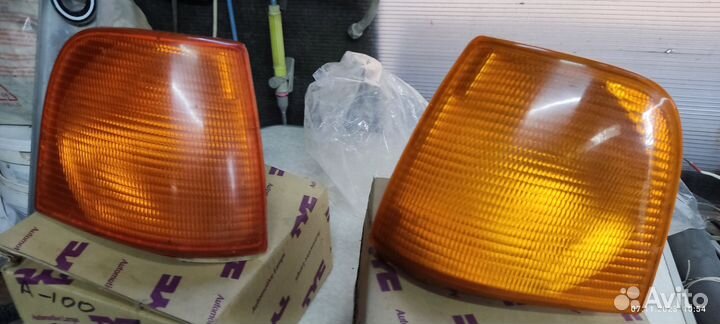 Передние фонари, левый и правый на Ауди 100