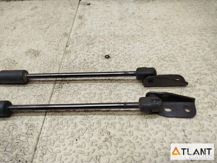 Амортизатор задней двери toyota isis