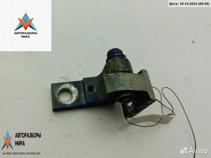 Петля двери Skoda Superb рест. 2007