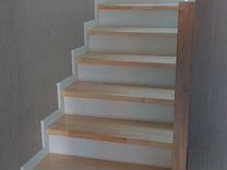 Лестница деревянная в таунхаус