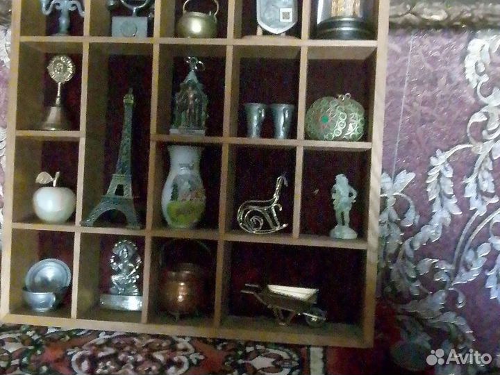 Коллекционная полочка с фигурками