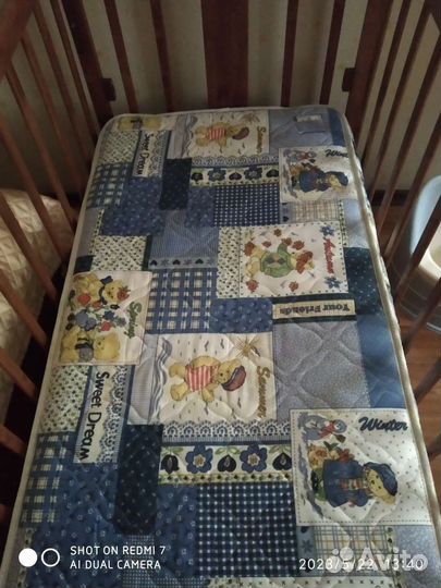 Детская кроватка с маятником