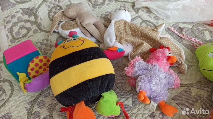 Бортик-сумка на кроватку + игрушки для малыша